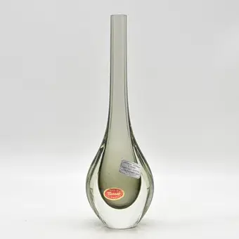 MURANO DESIGNOVÁ VÁZA, KŘIŠŤÁLOVÉ SKLO, SOMMERSO, ITÁLIE, KOLEM 1960, SE DVĚMA ETIKETAMI.