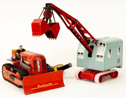 Twee blikken speelgoed: bulldozer Arnold en graafmachine Kibri, jaren 1950-1970 (2).