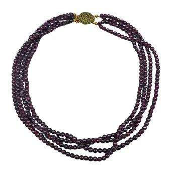 Collier de grenat multi-rangs avec fermoir décoratif.
