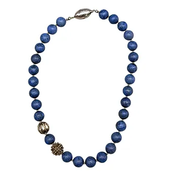 Collier en perles de pierre bleue avec éléments décoratifs et fermoir en argent 925.