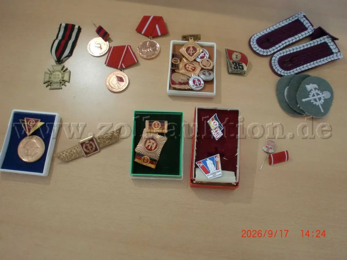 1 Konvolut von DDR-Abzeichen, DDR-Orden, Frontkämpferabzeichen, 23-teilig