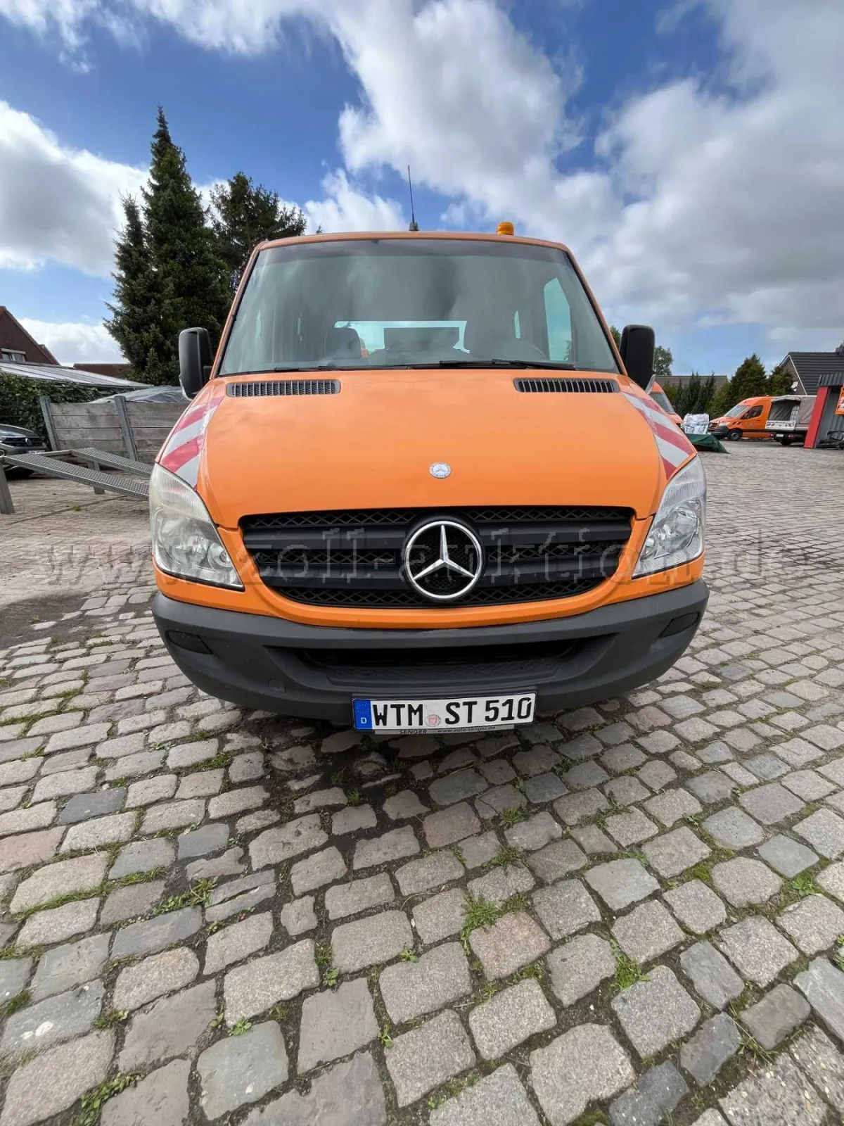 1 Mercedes-Benz Sprinter with flatbed and double cab