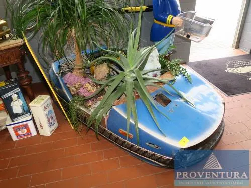 Autoscooter utilisé comme pot de fleurs