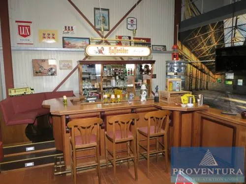Houten bar met zitgroep en achterbuffet