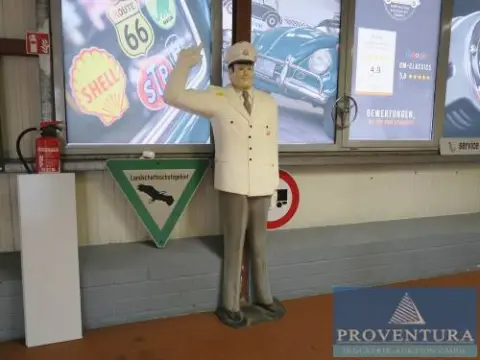 Figurine en plastique « Policier de la circulation » env. 220h cm