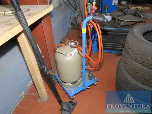 Eigendom gasfles 11 kg op flessenwagen met lasbrander