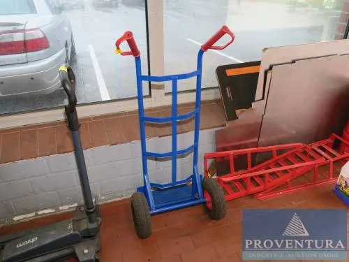 Chariot de manutention à roues pneumatiques