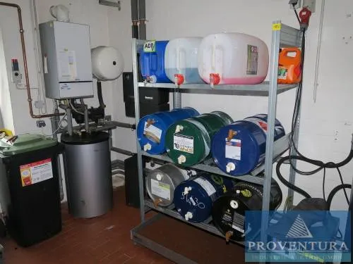 Drum rack with drip tray and fresh oil drums