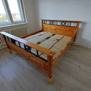 Doppelbett, 2 Nachtschränke, 1 Anrichte