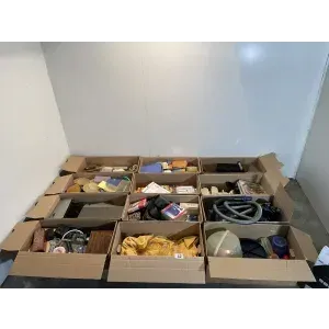 12 caisses de bric-à-brac
