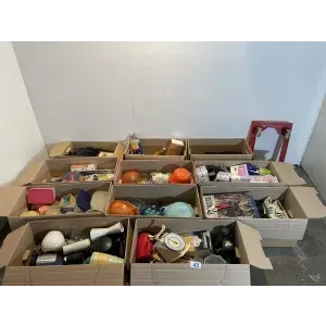 11 caisses de bric-à-brac