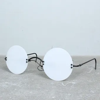 BAG TURGI. ZUGESCHRIEBEN. Tischlampe/Bodenlampe in Form einer '' Reading Glasses ' 1980er, Schweiz.