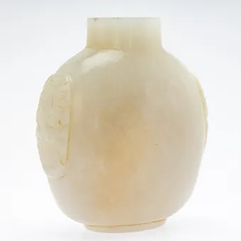 Snuff bottle, jade, China, late Qing dynasty.