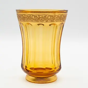 LEO MOSER. SKLENĚNÁ VÁZA OD MOSER KRISTALLGLASWERKE, KARLOVY VARY, ČESKOSLOVENSKO, ART DECO, KŘIŠŤÁLOVÉ SKLO V BARVĚ JANTARU NEBO TOPASU, NÁVRH Z OBDOBÍ OKOLO 1914–1925, 24KARÁTOVÝM ZLATEM POZLACENÝ FLORÁLNÍ PÁS, RUČNĚ FOUKANÉ.