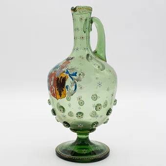 CARAFE LOBMEYR, J. & L. LOBMEYR, VIENNE, VERRE VERT ANTIQUE AVEC BOUTONS DE VERRE FONDUS, MOTIFS FLORAUX COLORÉS, ARMOIRIES COLORÉES EN ÉMAIL, FIN 19E SIÈCLE, HISTORISME.