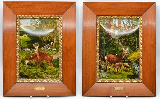 CHRISTIAN KRÖNER (1838-1911). "WALD-IDYLLE", GEMÄLDEPAAR, GLASMALEREI AUF GEBOGENEM GLAS, MIT PERLMUTT-EINSATZ, HANDGEMACHTER RAHMEN, SPÄTES 19. JAHRHUNDERT, SIGNIERT UND BESCHRIFTET.