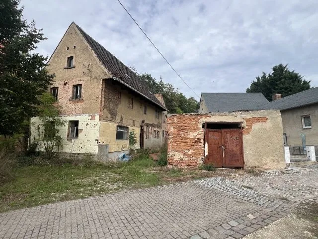 Ruinöses Wohnhaus mit ehemaliger Garage nahe der B180 & unweit der Landesgrenze zu Thüringen