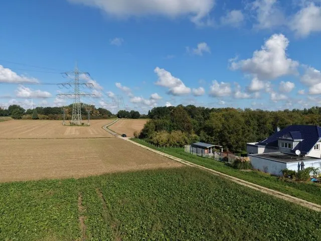 Ackerfläche gegenüber einer Wohnsiedlung in Koslar ca. 50 km westlich von Köln