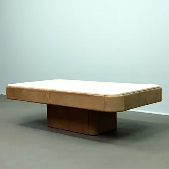 DE SEDE. Table basse / Table d'appoint, travertin, cuir, Suisse, années 1970.