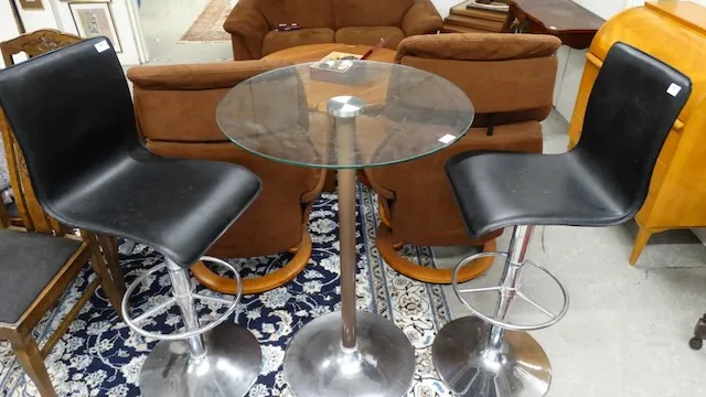 1 table de bar avec 2 tabourets hauts
