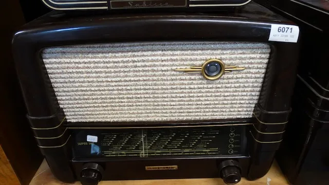 1 altes Röhrenradio
