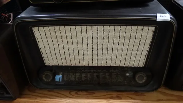1 altes Röhrenradio