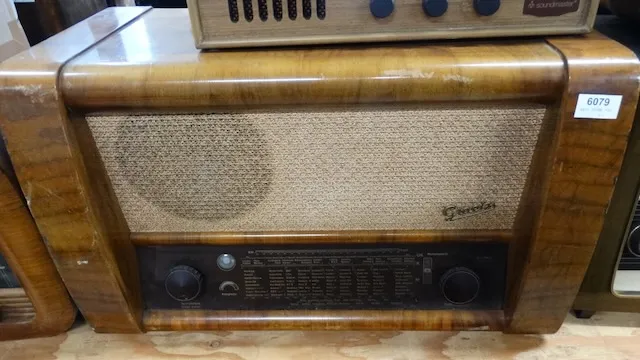 1 altes Röhrenradio