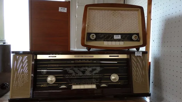 2 oude radio's + 1 luidspreker