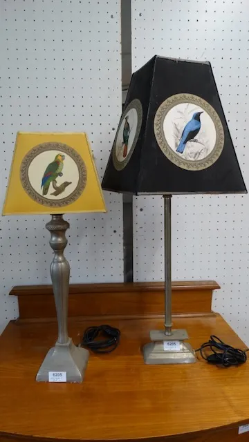 2 stolní lampy