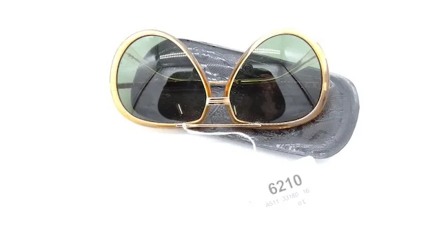 1 zonnebril "Gucci"
