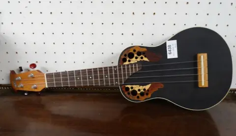 1 Ukulele Ovation