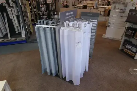 Stand d'échantillons, avec contenu (patrons de couture pour fenêtres)