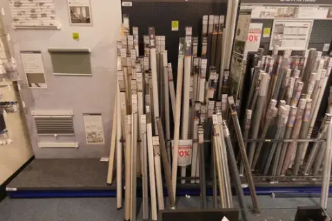 Mixed lot of side-pull roller blinds