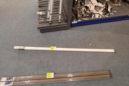 Side-pull roller blind