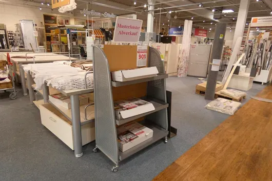 Étagère de vente, mobile, avec contenu