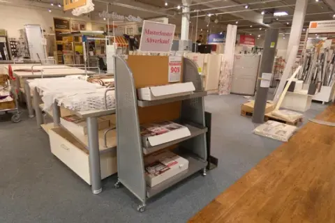 Sales shelf, mobile, with contents