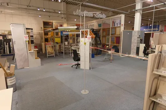 Mur de présentation / présentoir avec barre à crochets
