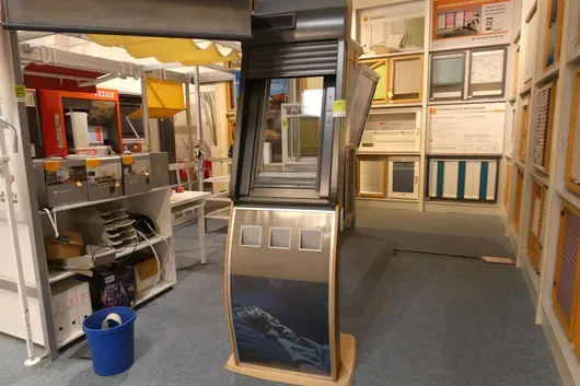 Étagère d'exposition, avec contenu (VELUX Solar-Rollläden)