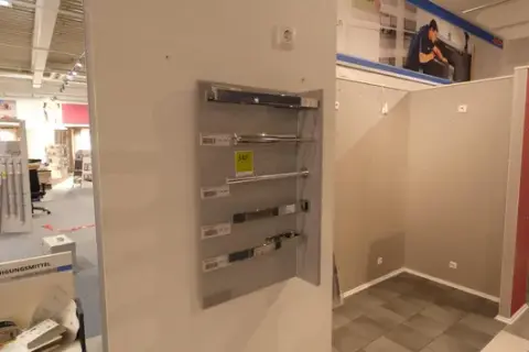 Display wall contents (towel holder)