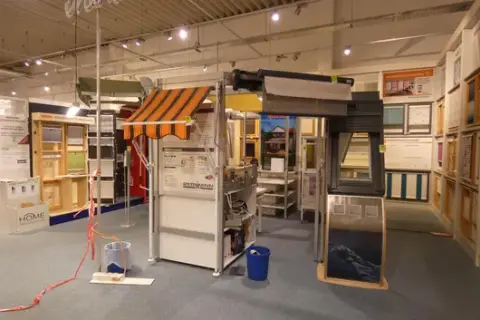 Frame, without contents, without awnings