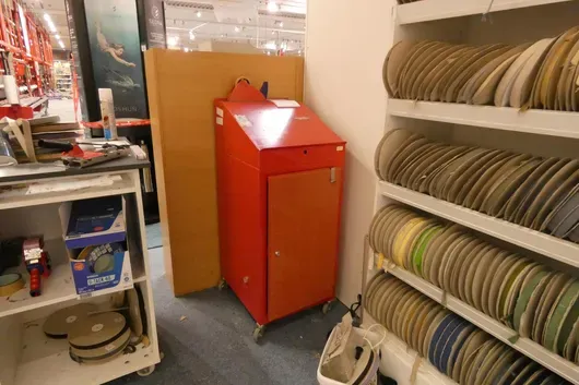 Skříňový pult, kovový, s obsahem