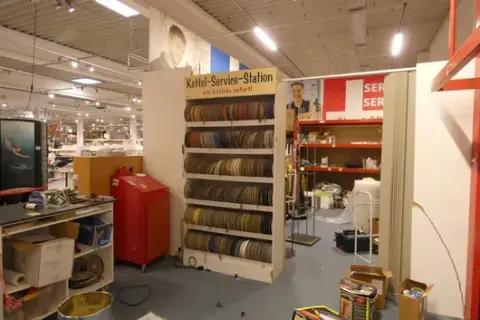 Regál, s obsahem (Kettel pásky)