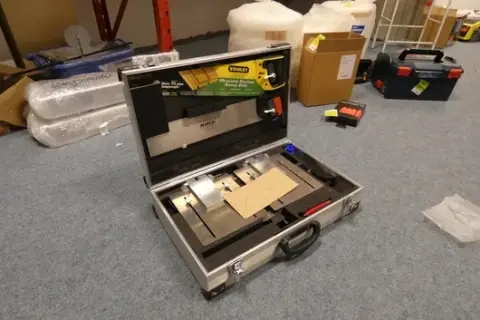 nmc - Kit de montage/coupe pour profilés décoratifs en mallette alu