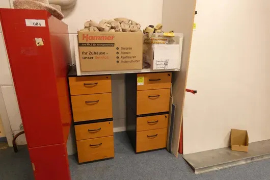 4x desk containers, with contents