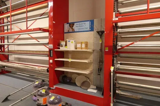 Storage shelf, without contents