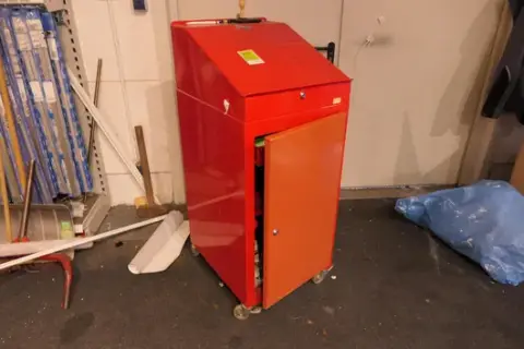 Armoire métallique à caissons, avec contenu (consommables)