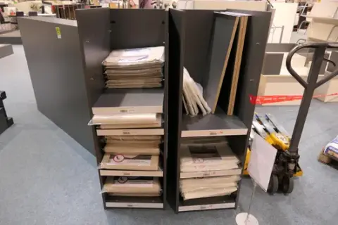 2x Étagère avec marchandise (tapis antidérapants)