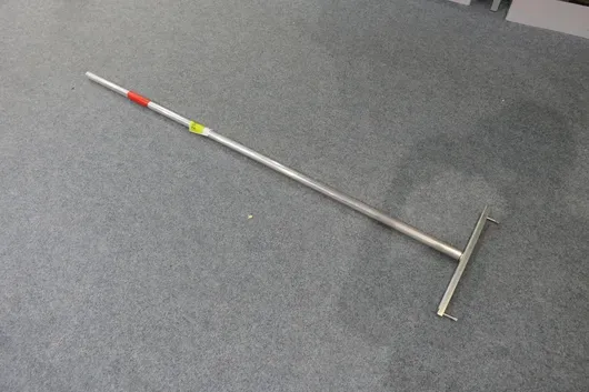 Stielwerkzeug mit Querstrebe und Stiften, Metall
