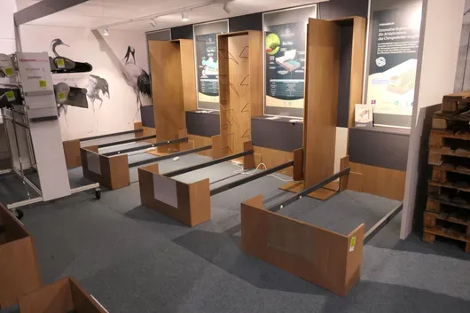 4x demonstratiebed, 3x kast (voor matrassen)