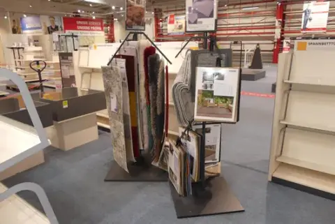2x Présentoir de marchandises, avec contenu (échantillons de tapis)